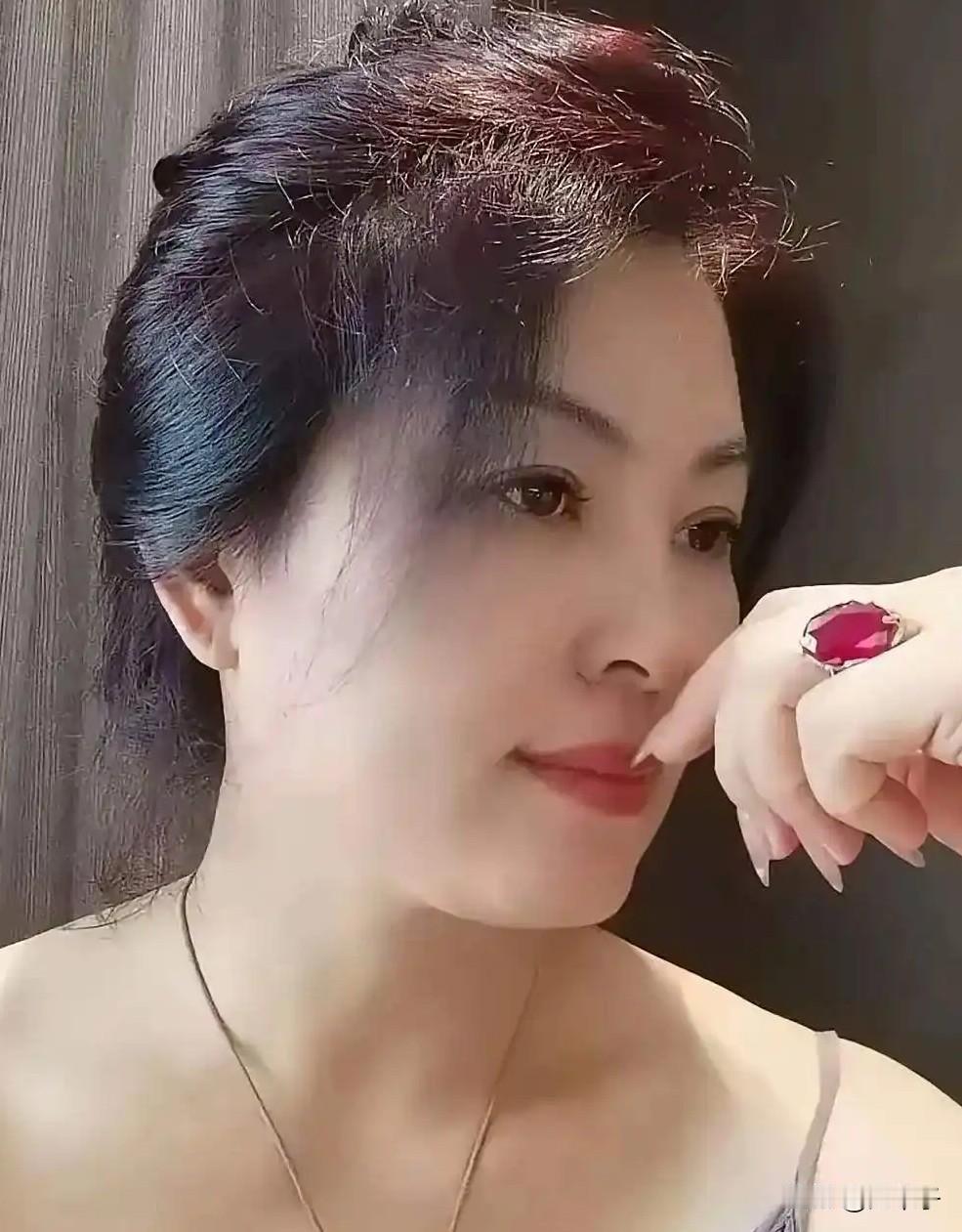 不知道什么缘故，
最近刷头条，到处都是找对象、找老伴的，
尤其是四十多岁的女人，