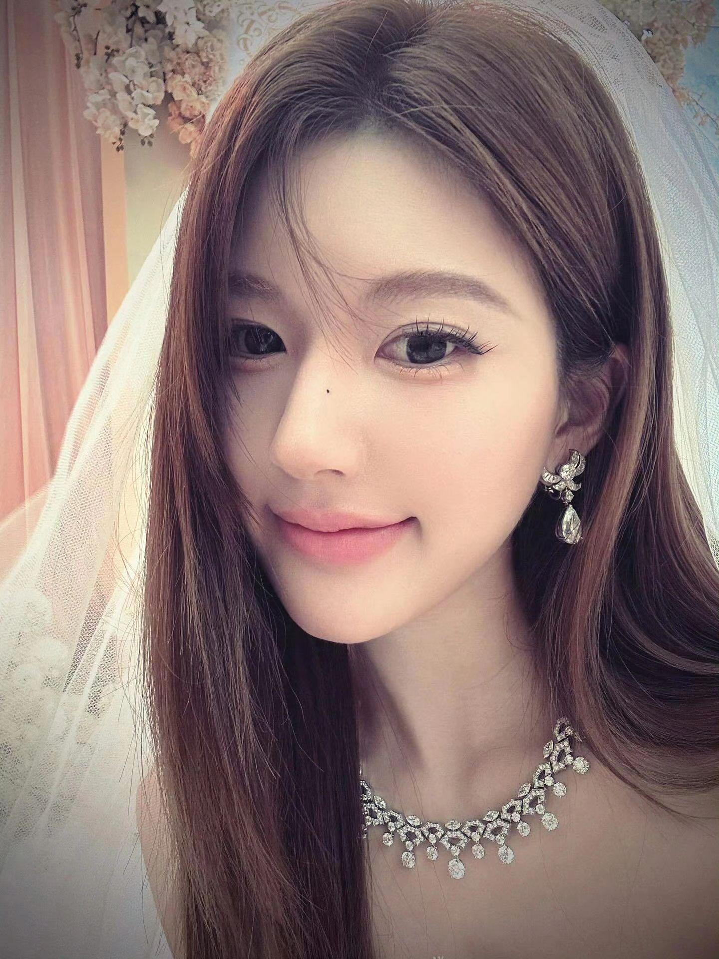 Rosy 更新ins一则👰🏻‍♀️。你要结婚了，新郎不是我🥲