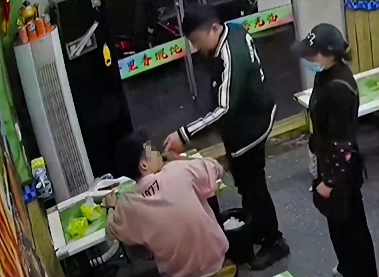 “这样的人当什么老板呀，注定这辈子别想挣到钱。”

这，是一位网友的评论。

怎