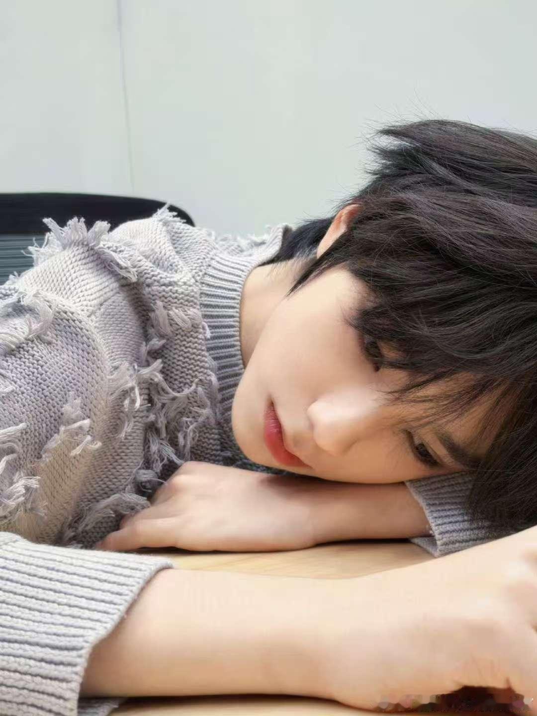 王橹杰晒托脸照王橹杰晒托脸自拍 太可爱了吧 