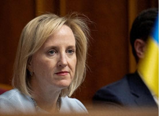 当地时间4月28号，美国国务院发了个公告说戴维斯今年6月就会离开基辅，干了还不到