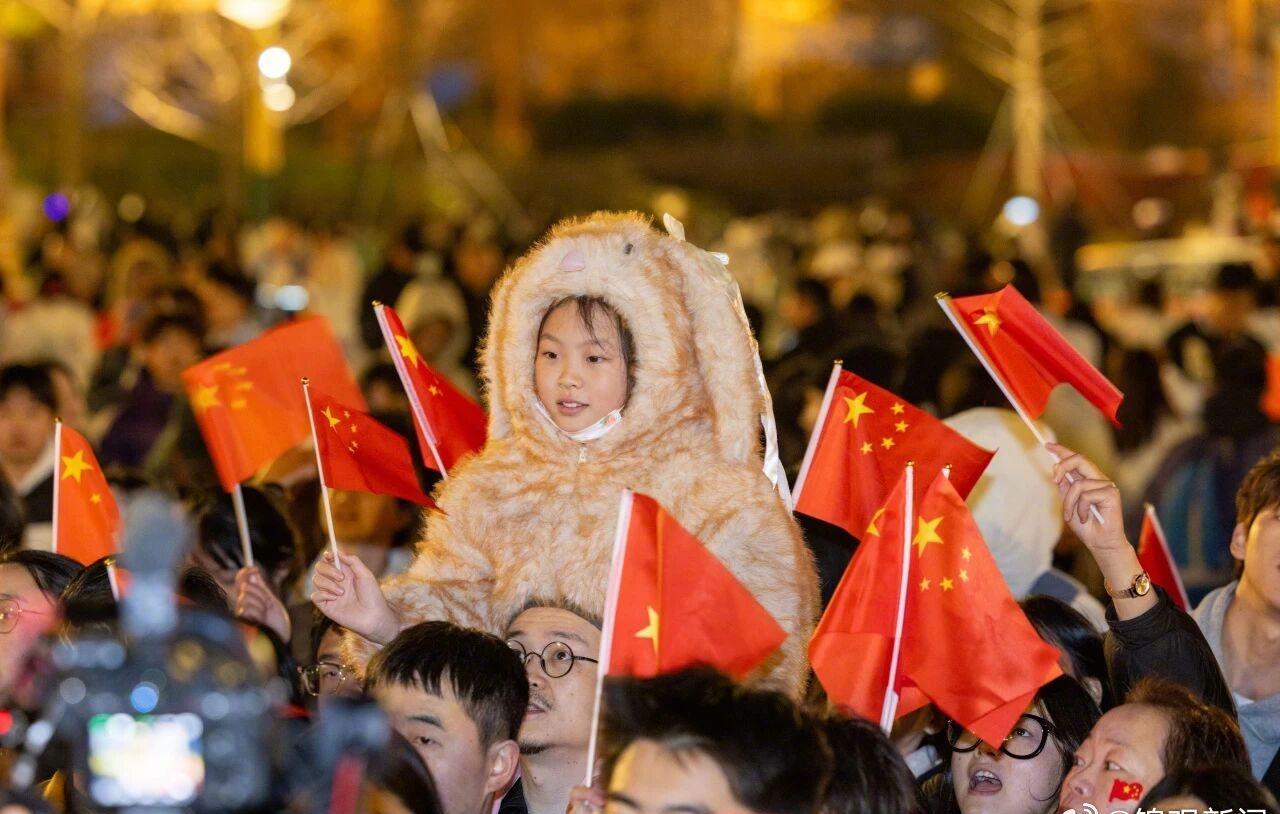 “我们早早地就从家出发了，怕来晚了没有好位置。”人群中，市民张女士正在为9岁的儿