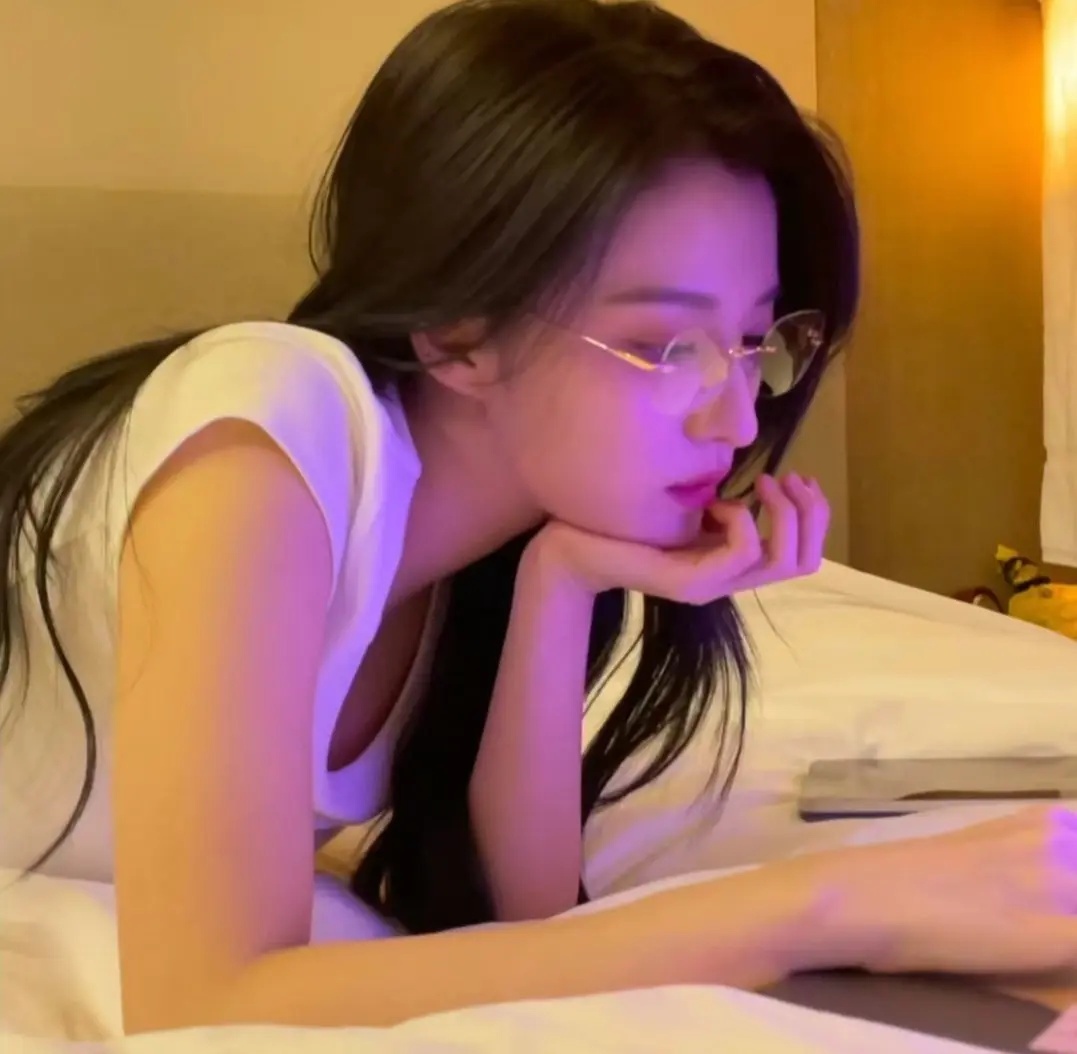 王楚然和眼镜的适配度，船船什么时候去演👩🏻‍🏫或者高冷知性人设呀 ​​​