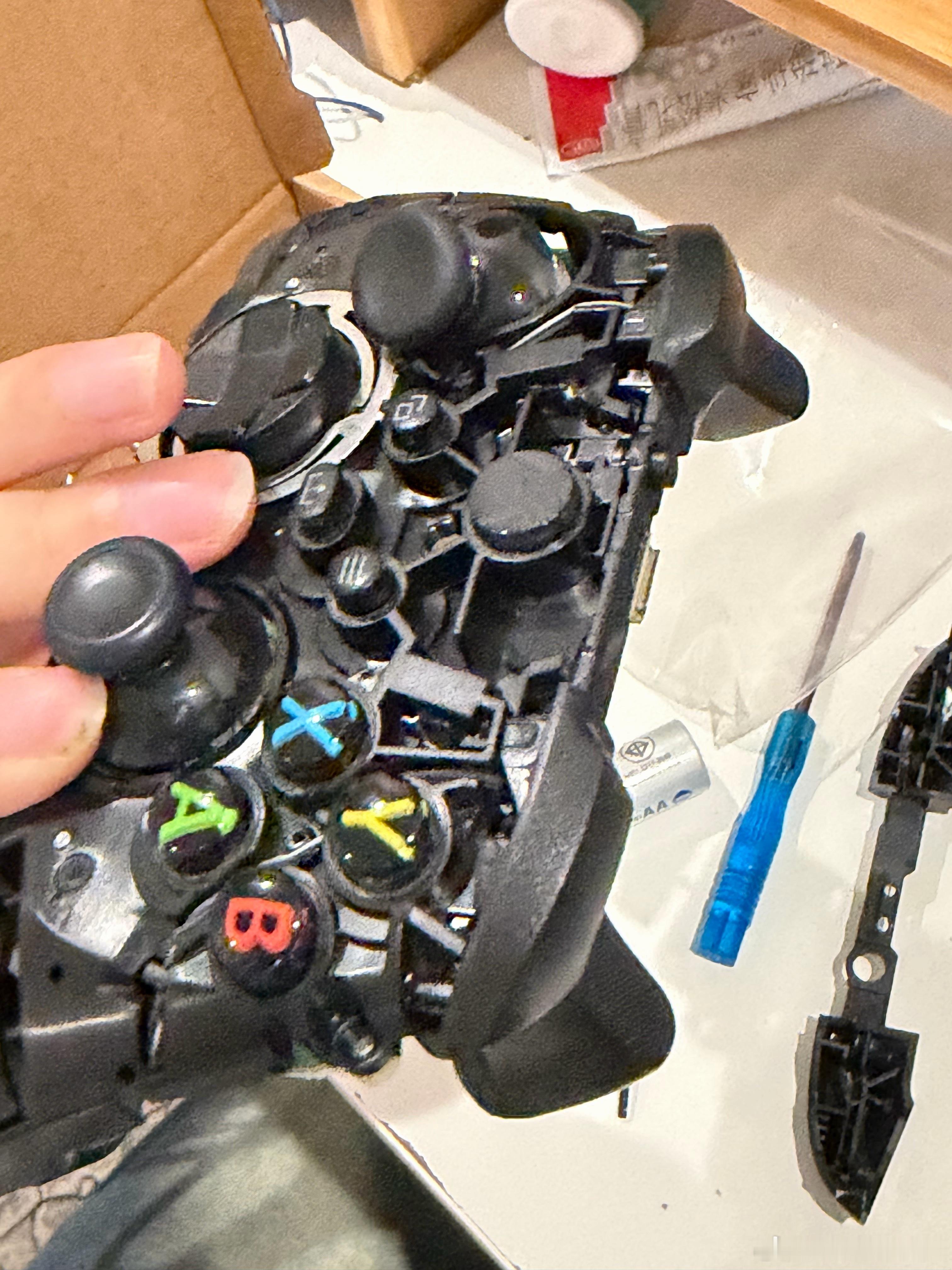 xbox手柄二进宫，上次是板机溢胶导致的粘连。这次是肩键塑料支撑断了导致无法按压