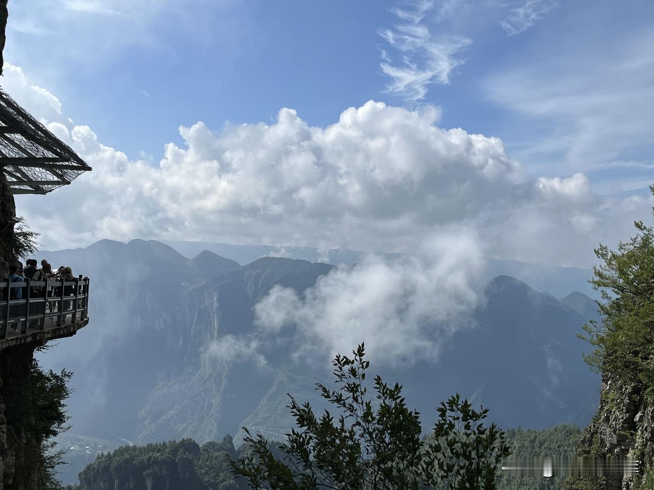 十灰·其一
春对夏，喜对哀。大手对长才。
风清对月朗，地阔对天开。
游阆苑，醉蓬