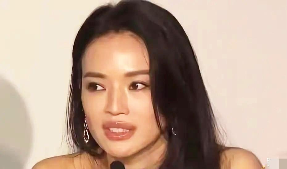 王晶曝出陈年猛料，当年有人豪掷百万，只为和舒淇共进晚餐。

这钱还没捂热，就被王