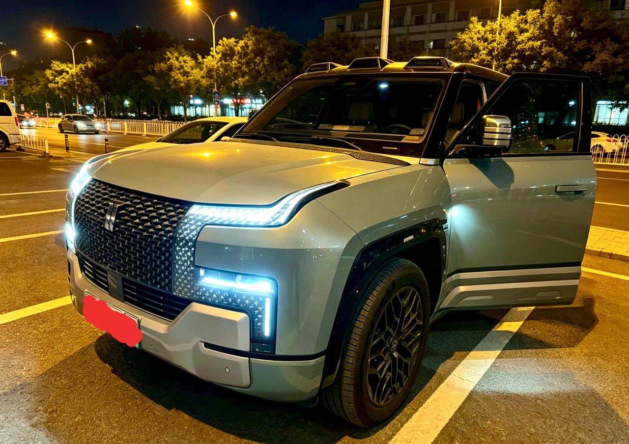 从一台中国百万级国产新能源车的角度上来讲，仰望u8是一台非常特别的车。但同时他也