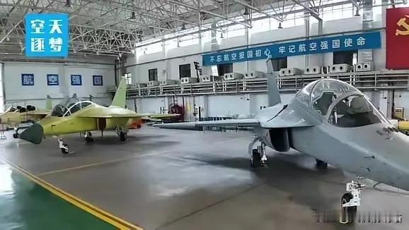 洪都还真大改了一款…
目的就是为了上舰，双垂尾的低速气动效率更高，更适合在航母上