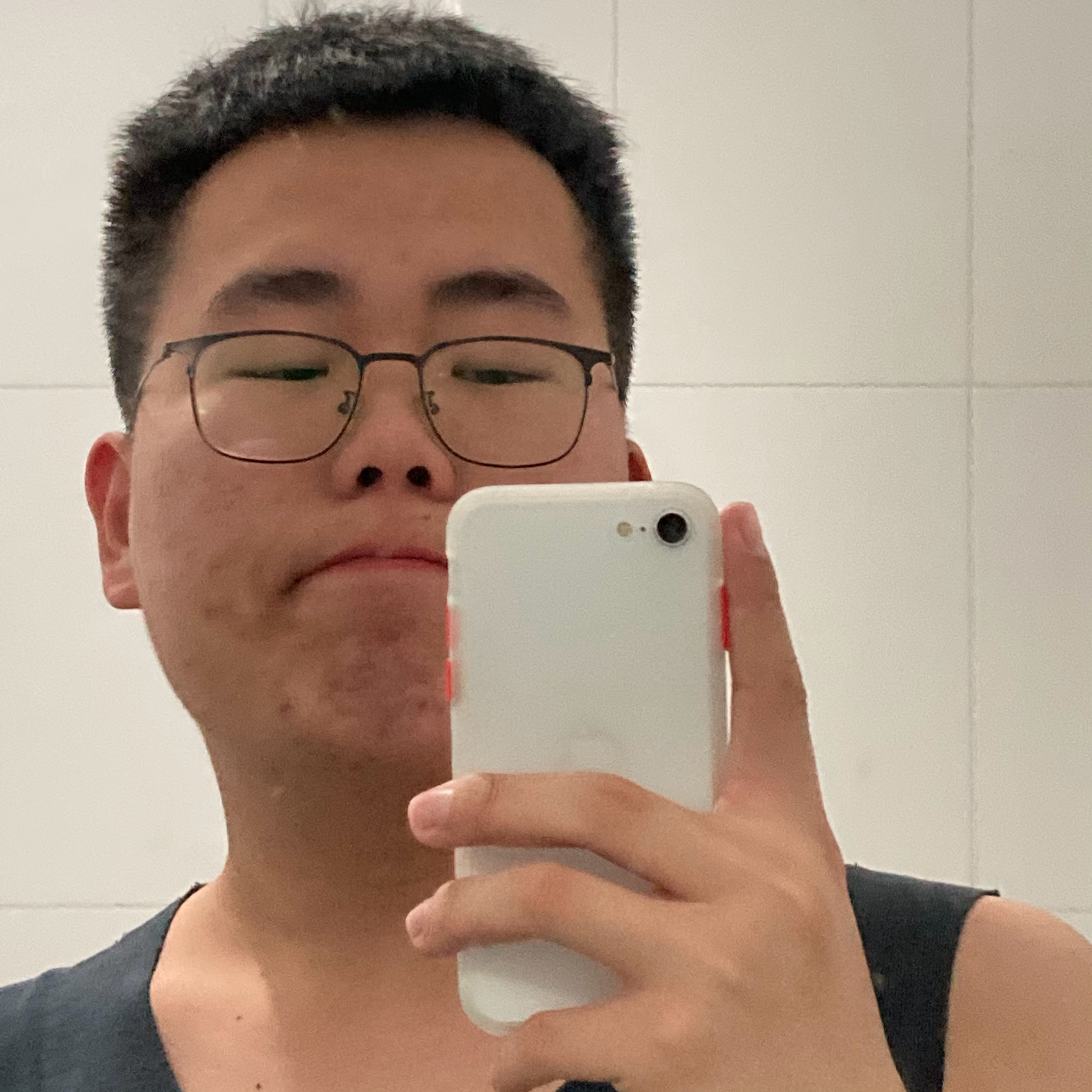 我还挺佩服高中时候的自己，说不吃就不吃，天天晚上啃胡萝卜吃黄瓜。怎么变回去啊，现