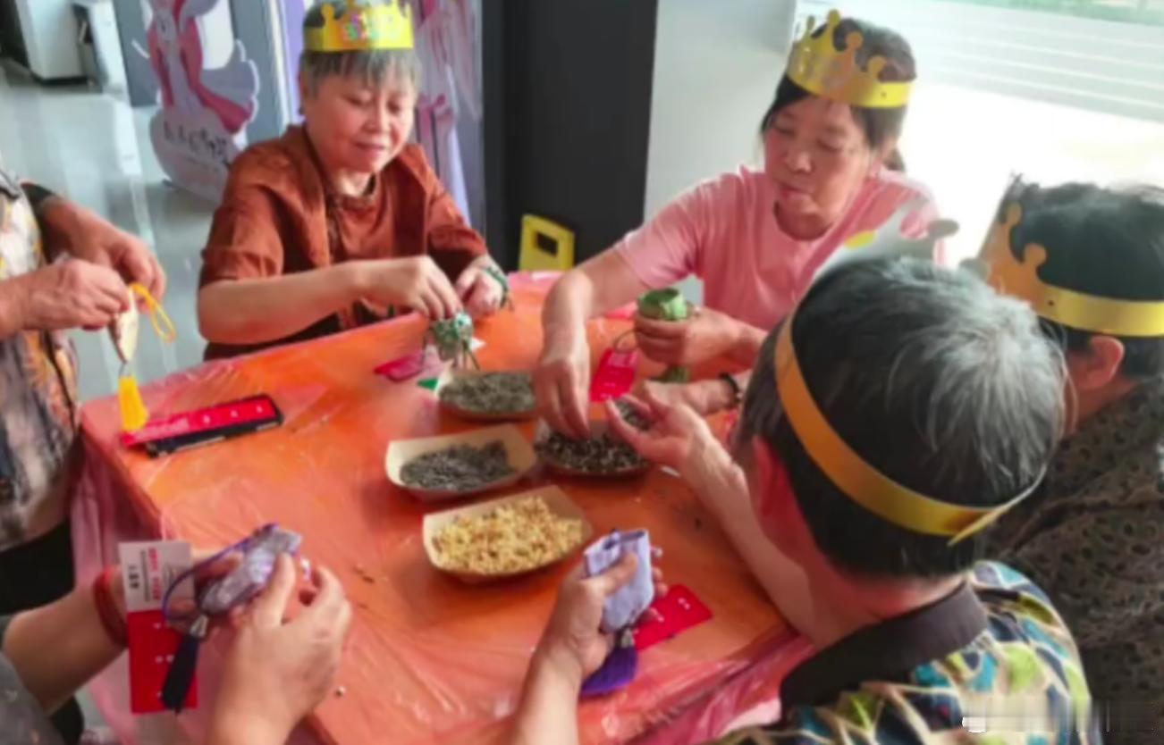 台州这场集体生日会暖到老人心坎里村里办老年集体生日会，理发做游戏分蛋糕，贴心服务
