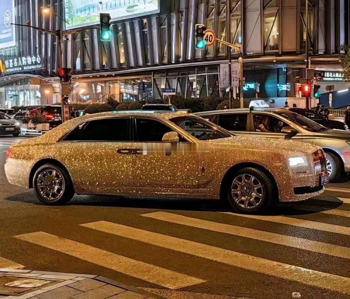 去海淀某豪宅地下车库收了辆四驱六缸塞纳，发现下地库的旋转通道的直径有点那啥，好奇