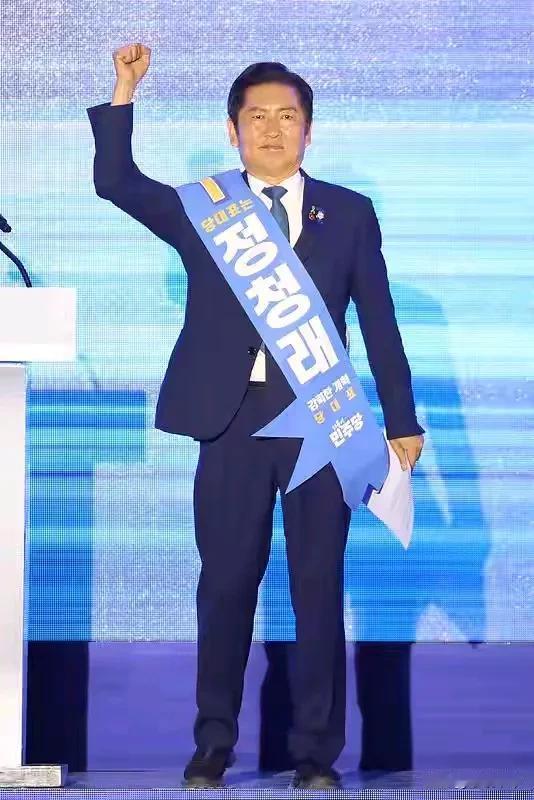 郑清来当选韩国共同民主党首算是“吃现成饭的”，此时当选党首不比在野时的党首，在野