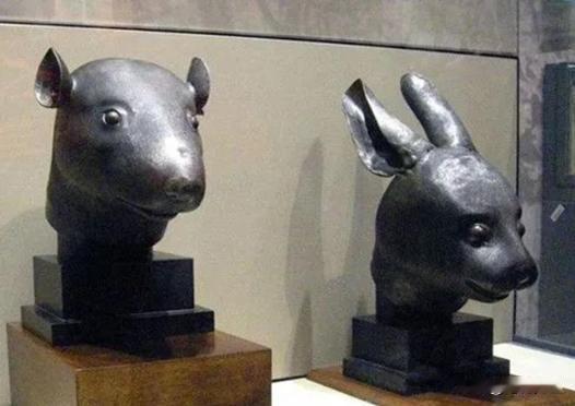 一名中国男子以2.7亿的价格，从法国购得了圆明园的兔首和鼠首，当对方要求付款时，