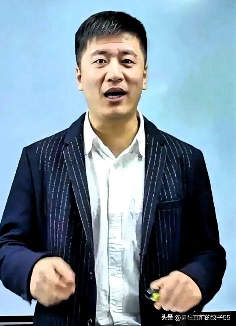 张雪峰的做法让人很意外，他父亲去世后把母亲从老家接到苏州，居然在同一个小区为她买