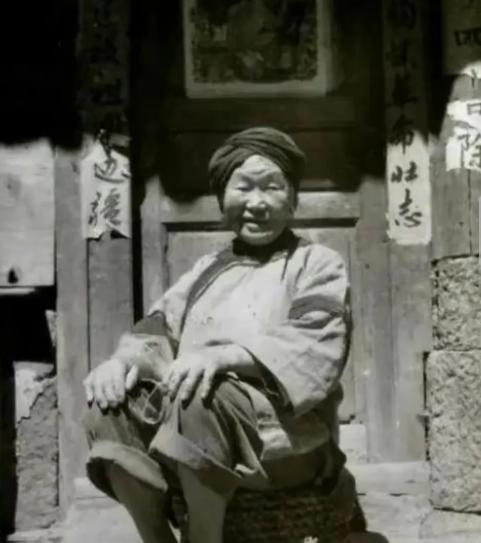 1943年，一个女乞丐正要出城，日军怀疑她是地下党，竟让她当众脱下衣服，这时，女