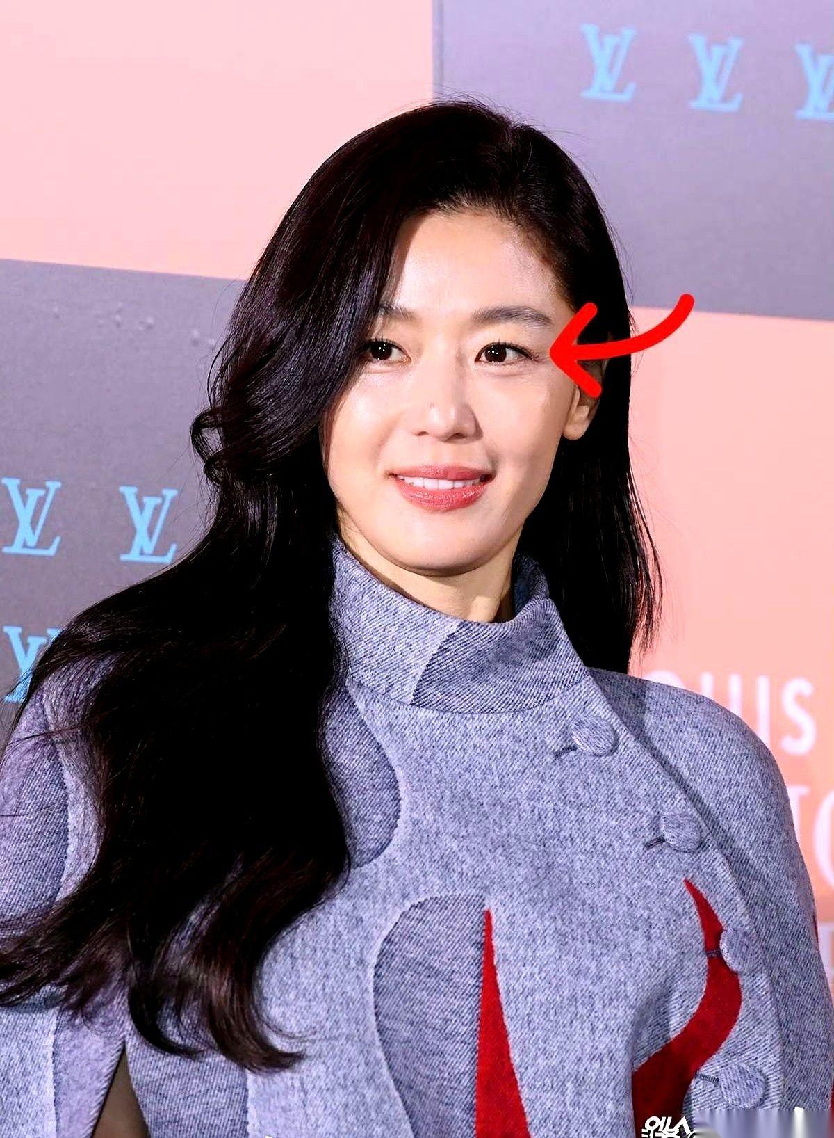 一眼就看到了她。
全智贤，被挤在了最边上。
那个曾经一个眼神就能杀掉全场的女人，