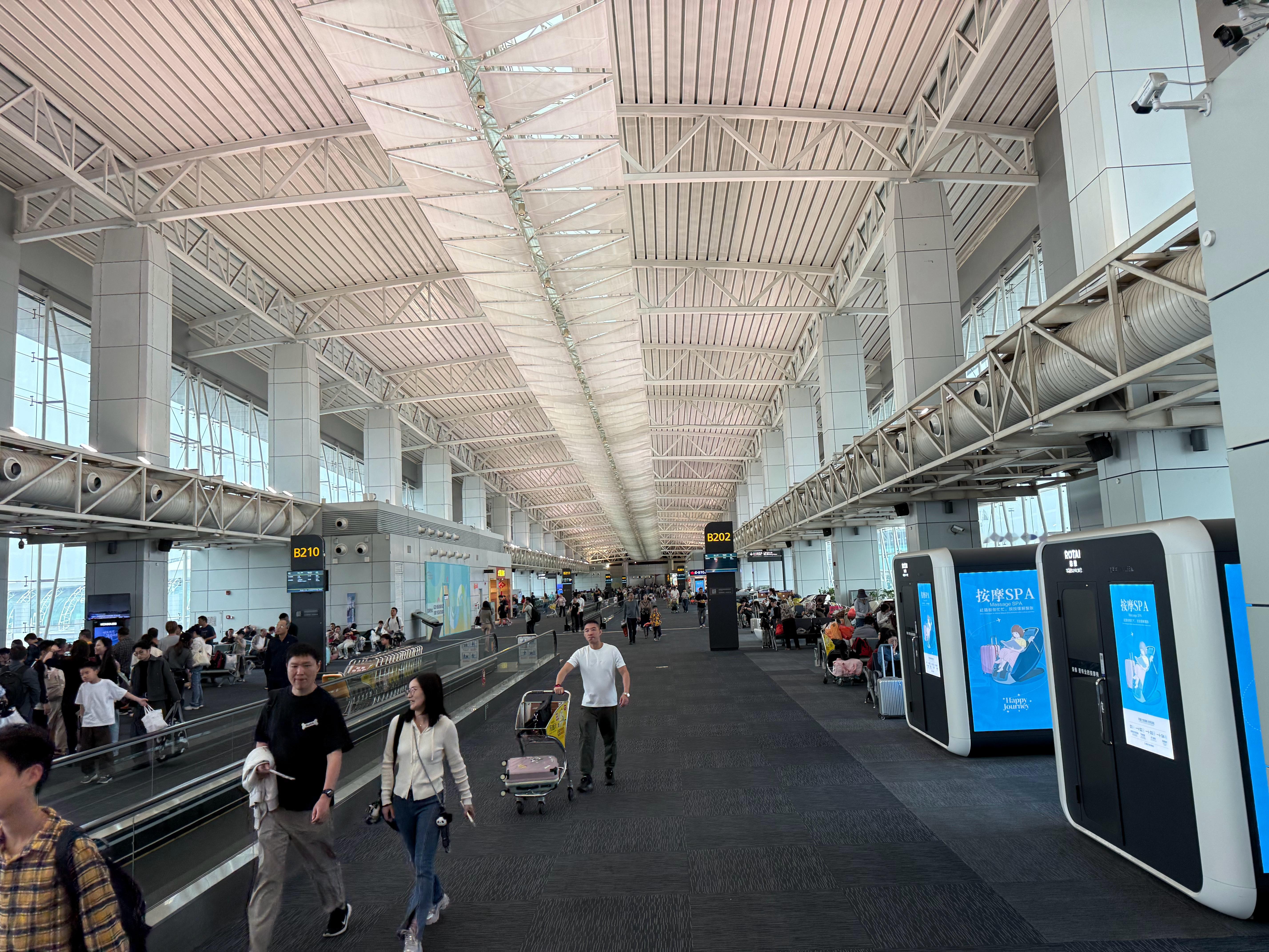 2023 年春节，我跟媳妇儿在重庆过年。假期结束，我去上海工作，她回广州。在江北