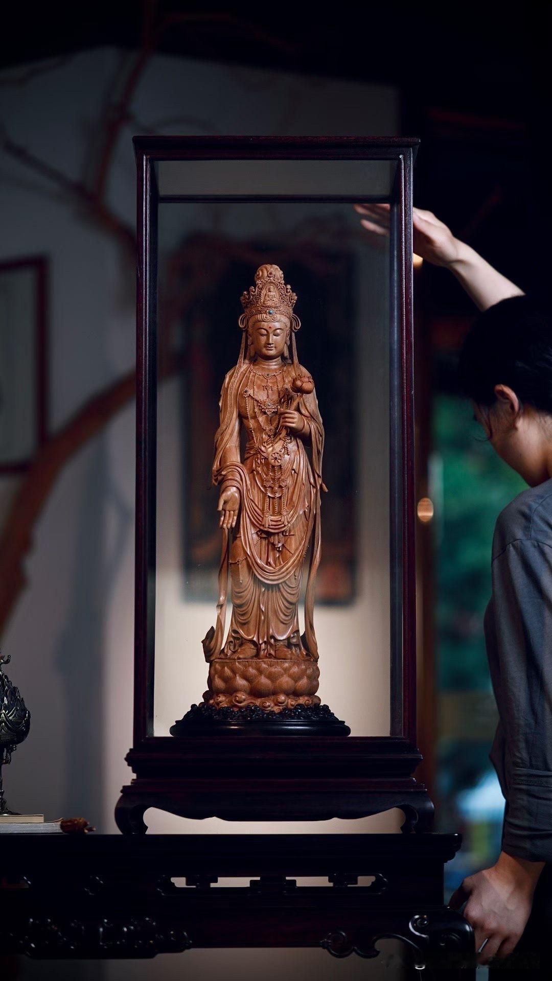 有些造像，不在“高远”，而在一枝莲的分寸。

这尊持莲观音，老山檀沉色如水，光泽