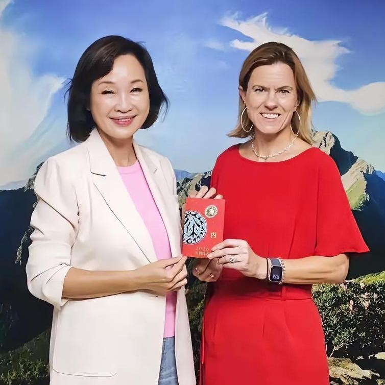 国民党籍所谓“立委”柯志恩，真以为见到个洋人，尾巴就能翘上天了，一顿“彩虹屁”输