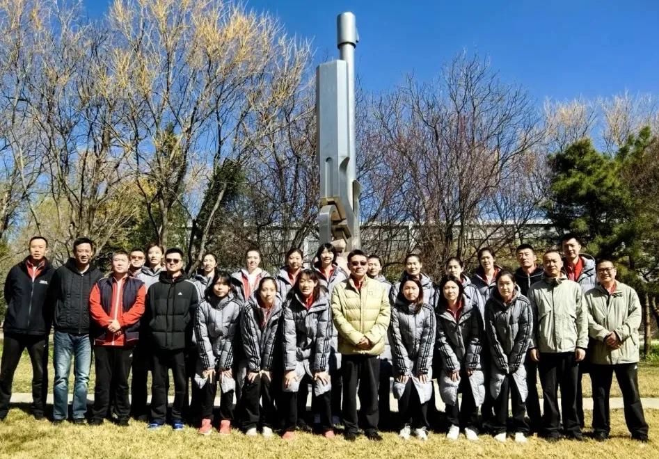中国女排与国家射击队进行交流活动～
蔡斌带领排球队参观了射击射箭冠军荣誉榜，感受