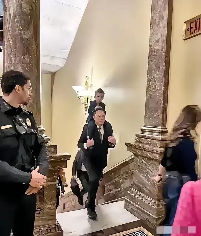 有没有发现，
马斯克也太喜欢这个小儿子了吧？
首次来到国会上班，
居然背着小儿子