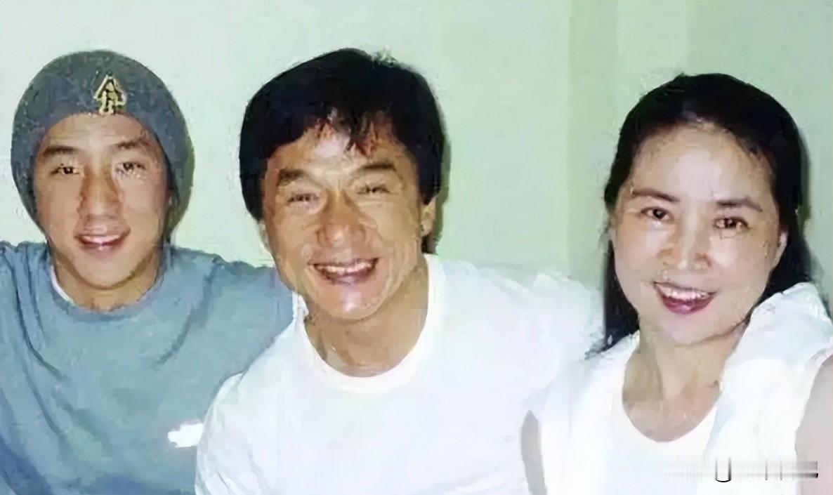 71岁成龙终于低头：房祖名的人生悲剧，是谁的错？

人到晚年，话总说得慢了，也说