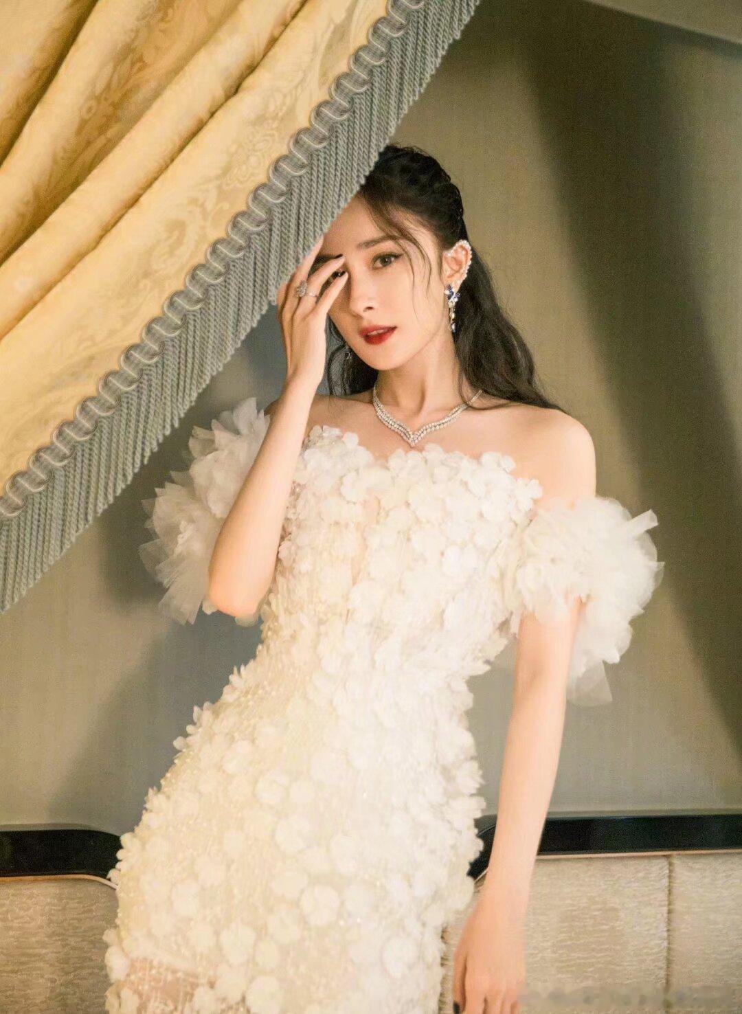 杨幂  🦊杨幂prada香氛代言人 如果我们的生活充满了以前另一种未知的可能性
