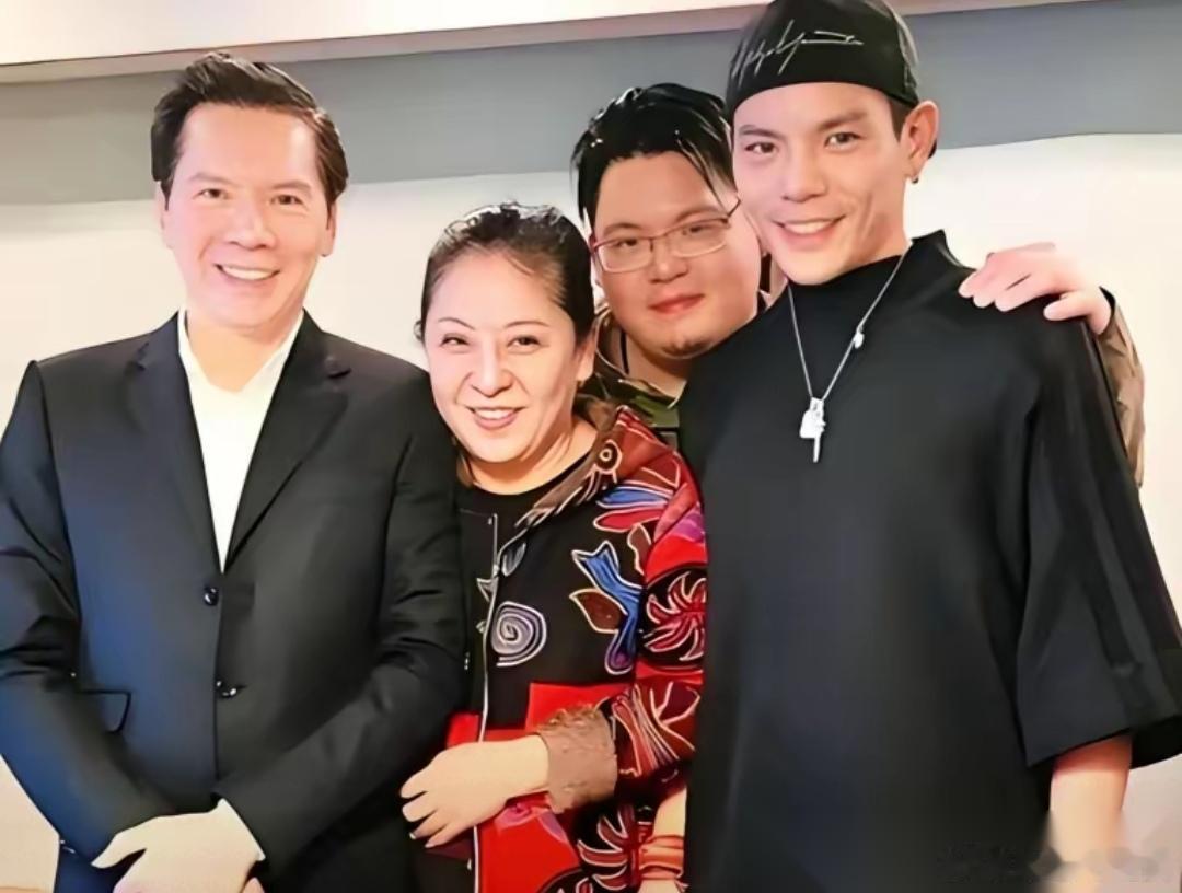 向太跟小儿子向佑，断联了好久。最后让这事出现转机的，是夹在中间的向佐。 很多家庭