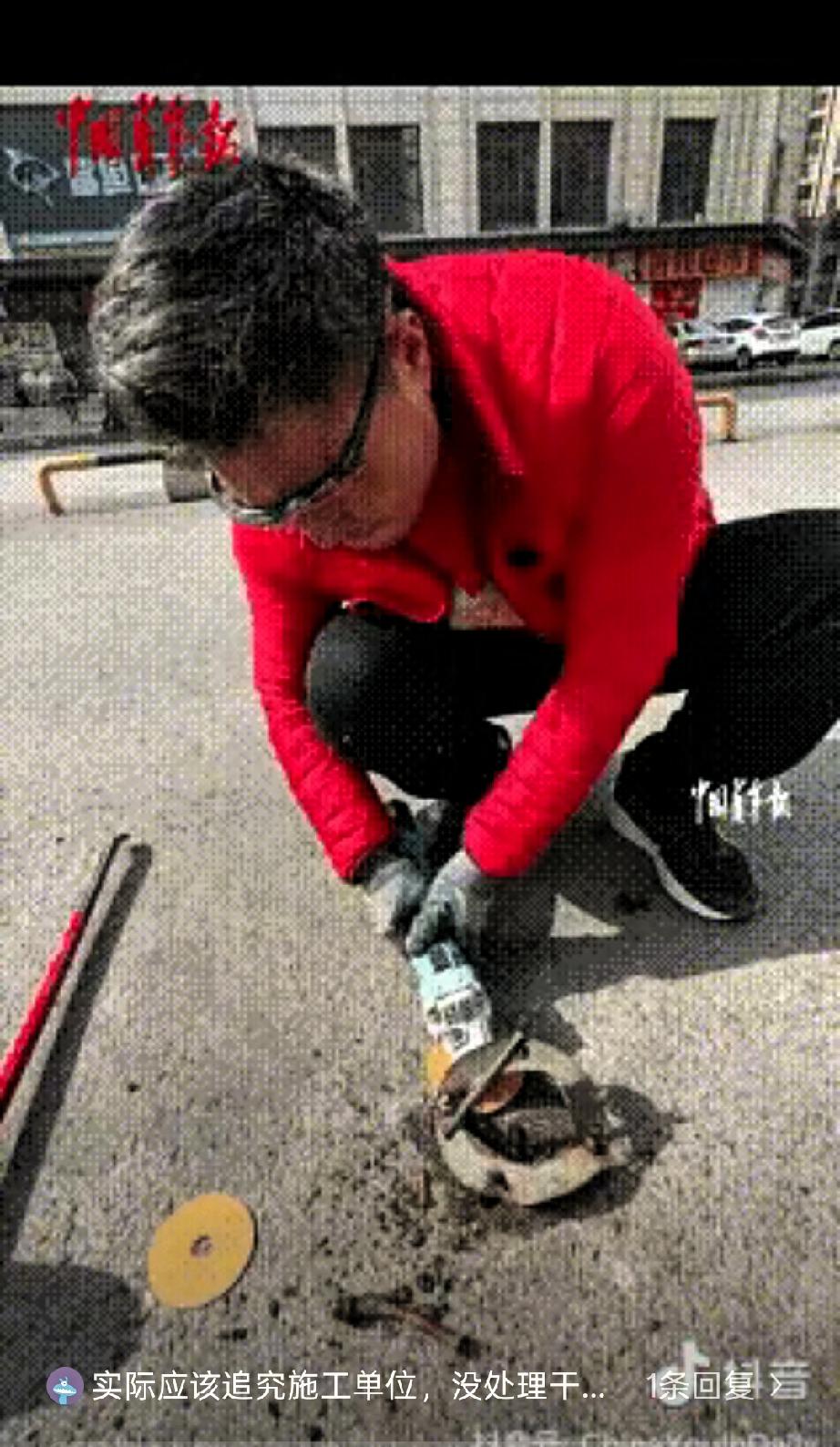 积大德了！近日，河南郑州一男子因孩子曾被地钉绊倒受伤，便开始在路边公益拔钉，自费