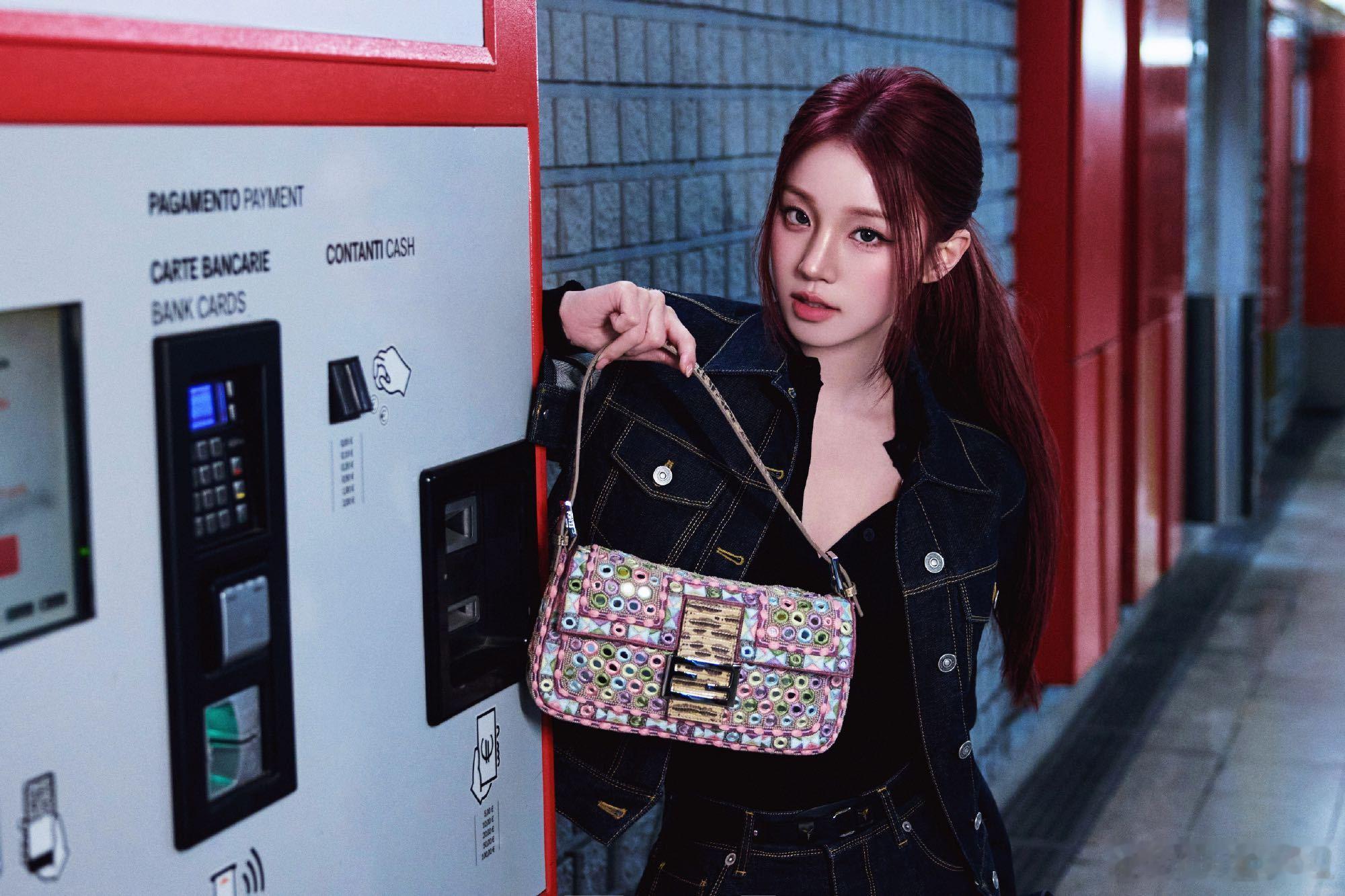 宋雨琦红发低马尾好飒红发低马尾的宋雨琦又帅又飒，热烈如火的发色与利落的马尾碰撞，