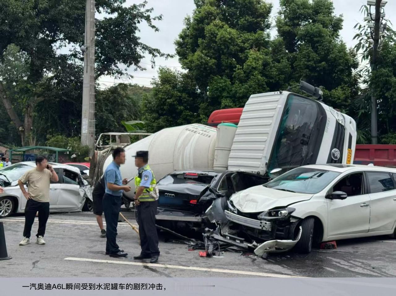 水泥罐车再压顶，一汽奥迪A6L：就这？

四川自贡红绿灯前，一辆水泥罐车突然侧翻