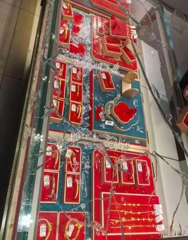 湖北两金店遭劫：戴头盔持锤狂砸，60万黄金被抢，嫌疑人外逃落网

近日，湖北某地