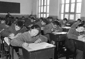 今天是高考日，49年前，恢复高考考试制度，年轻人都可以参加高考考试，不论职业，不