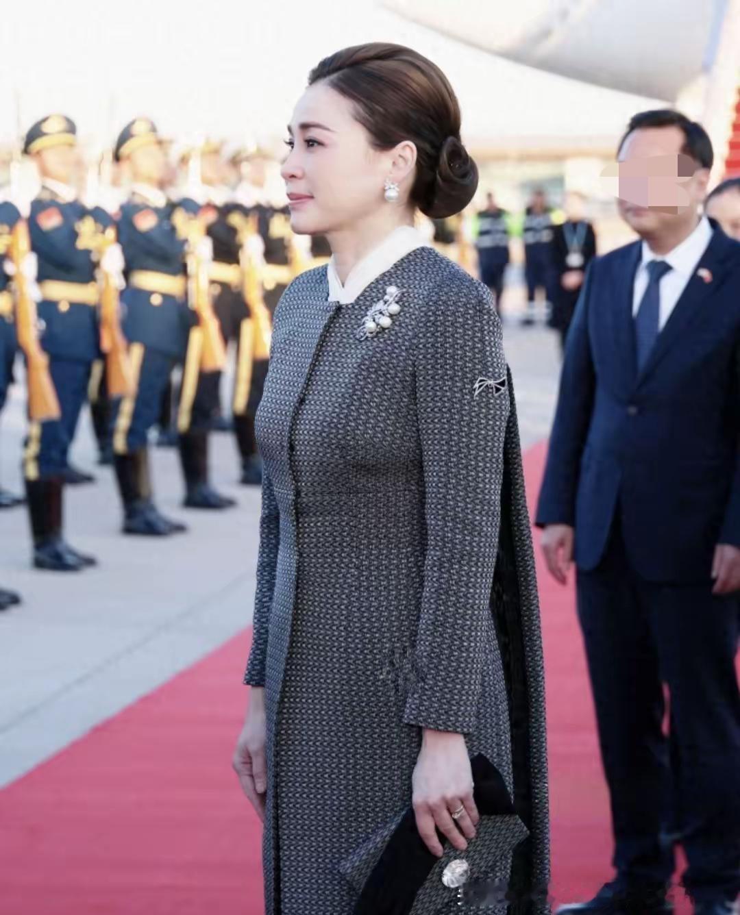 她一现身，光稳稳落下，人更稳，优雅不费力，端庄不僵硬，温柔不软弱，大将之风~