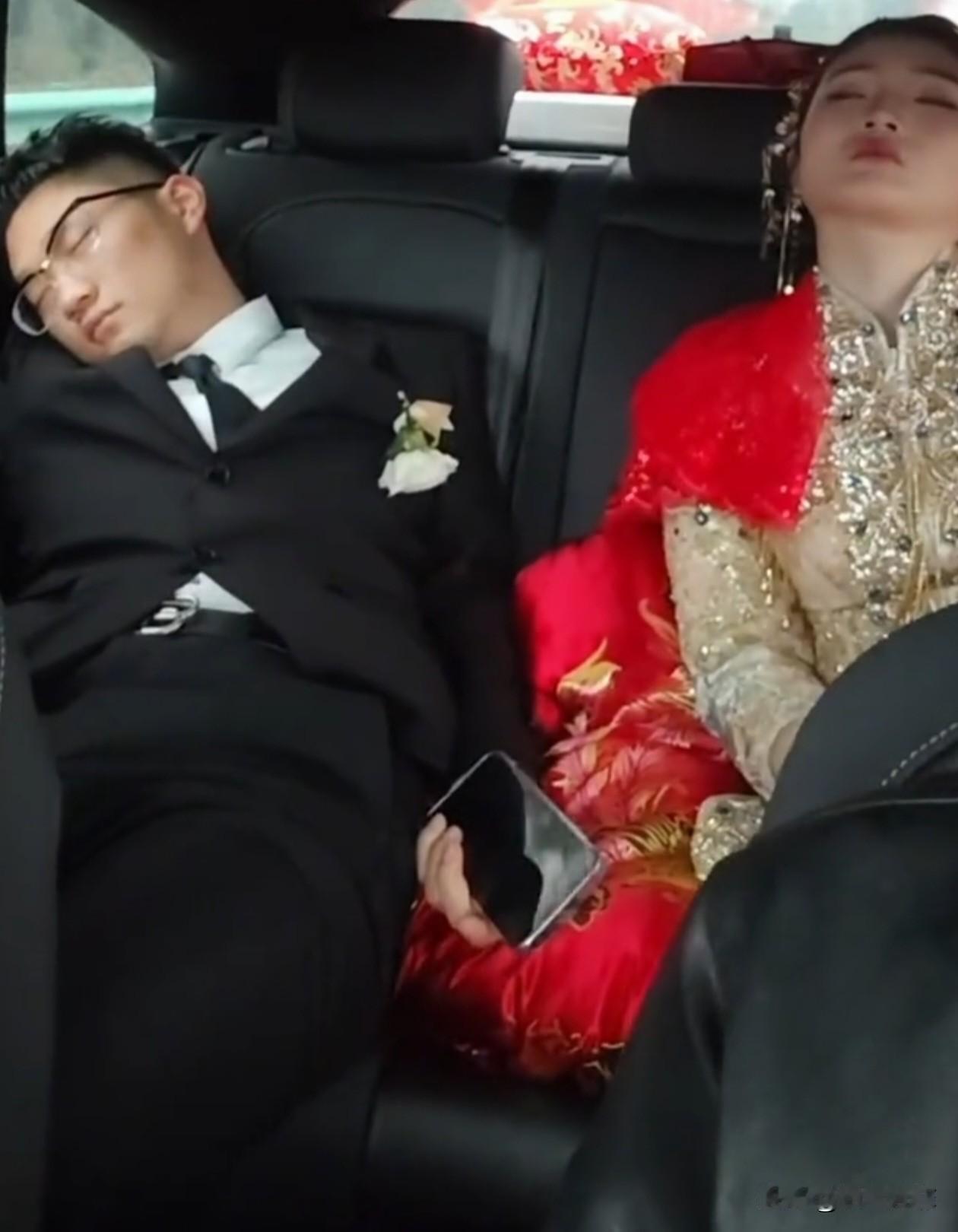 安徽，一对新人结婚，在前往婚礼现场的婚车上，两人都睡着了，新娘靠在座椅上，新郎歪