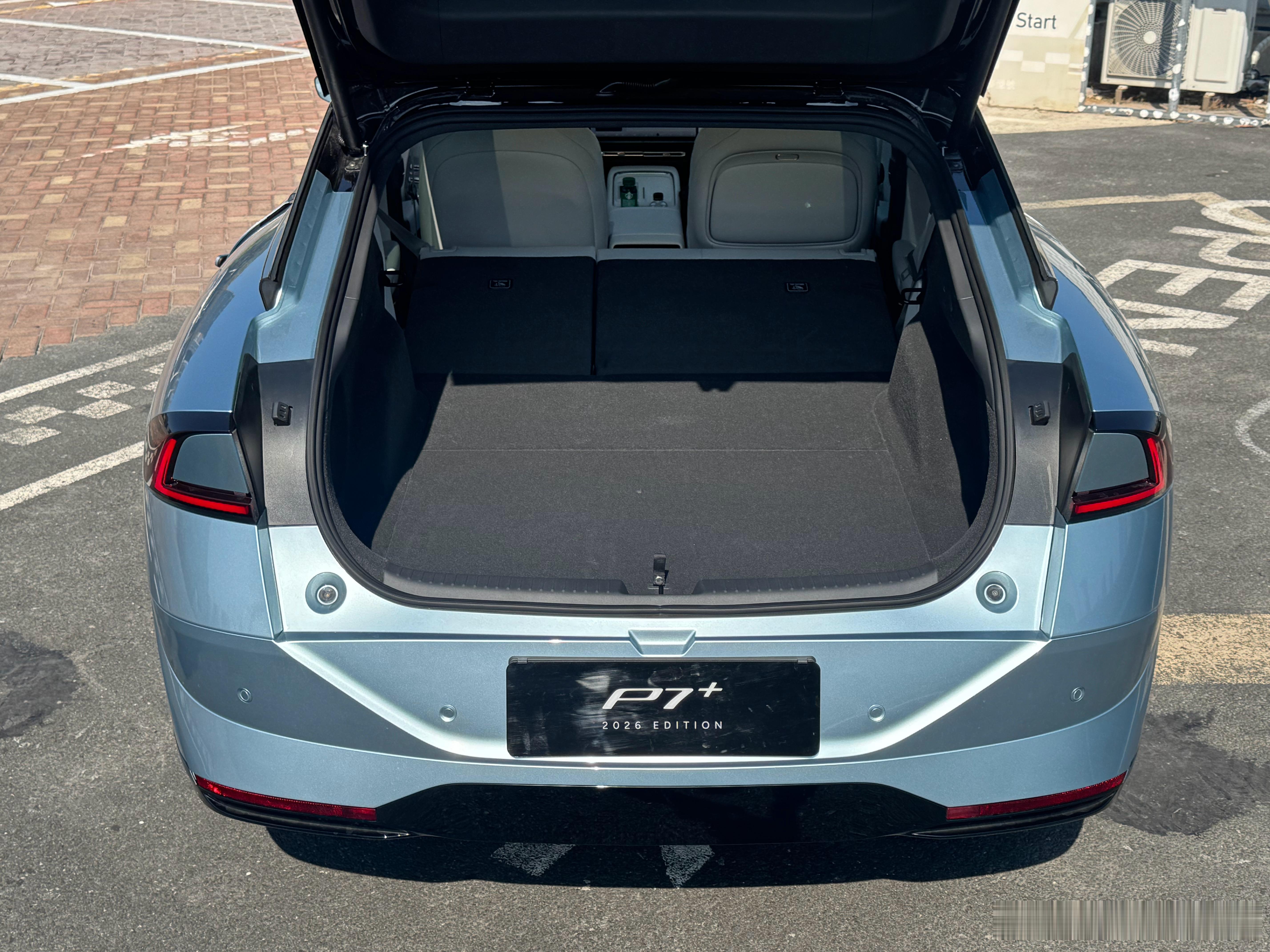 小鹏P7+ ，就这个大掀背的尾箱空间，看着就爽，超大开口➕超大空间，后排放倒简直