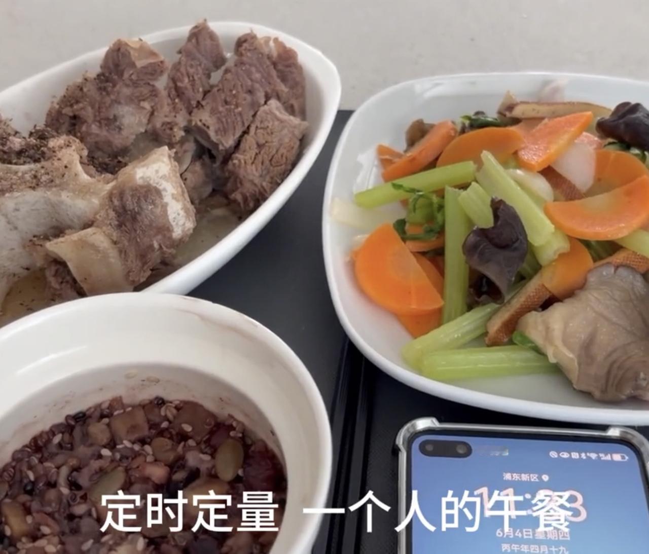 我的一周伙食汇总

周一：早：虾仁炒绿豆芽 / 午：糖醋排骨+蔬菜大杂烩。

周