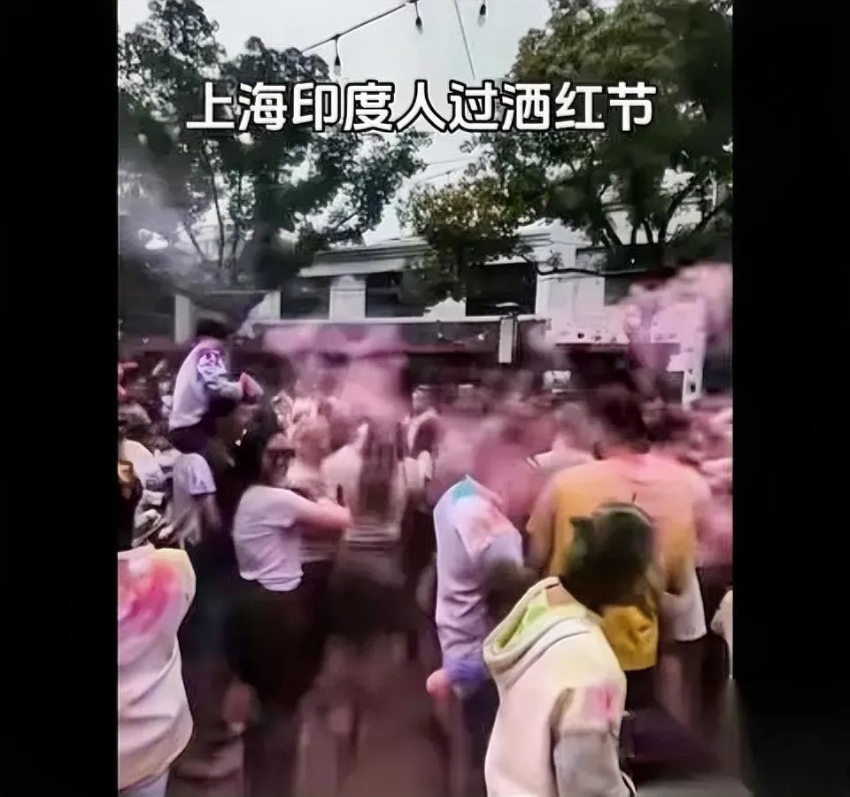 上海街头突然下起“彩虹雪”！

下一秒，我口罩里全是粉。

印度人把撒红节搬到外