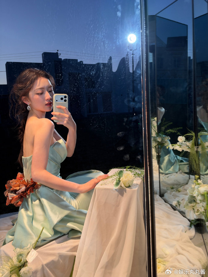 邓恩熙视界大会姐一套妹一套 视界大会两套造型看得过瘾，邓恩熙一边是宝蓝色礼服塑造