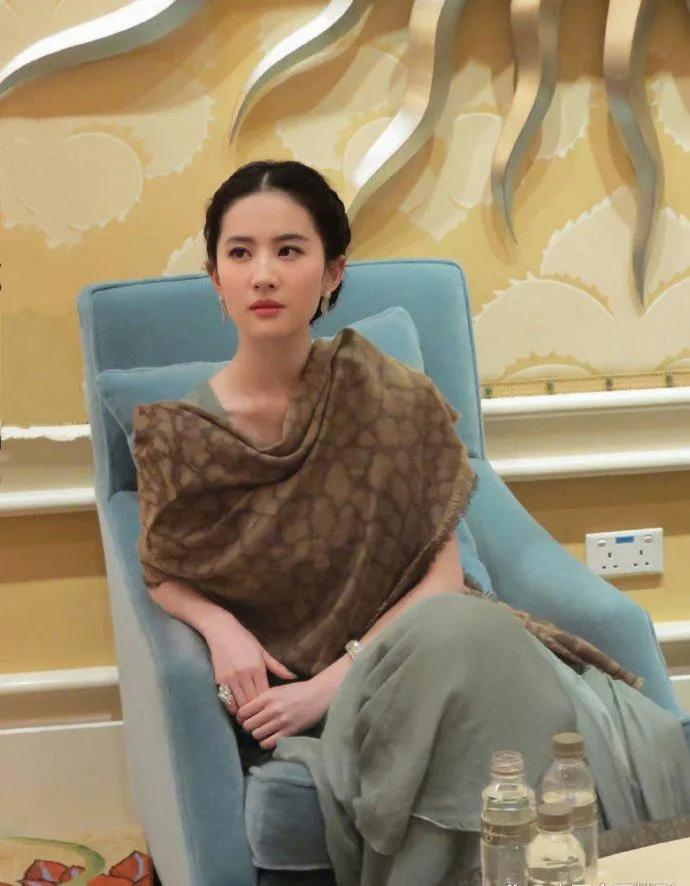 刘亦菲在颁奖典礼后台坐姿好优雅！身着一袭华丽而优美的礼服，宛如一位优雅的芭蕾舞者