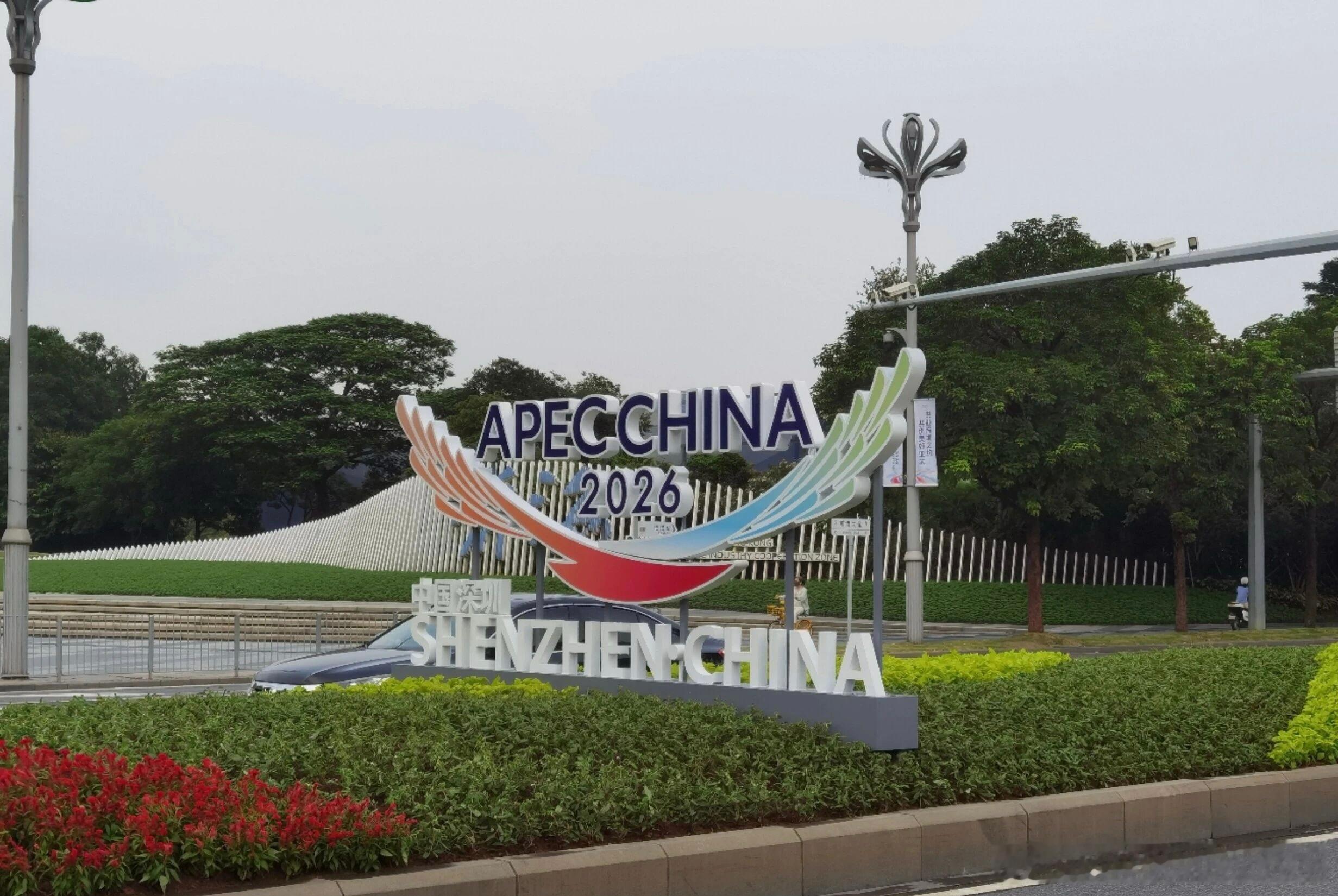 结合近期对AI产业的深度观察，大模型的发展重心正在发生根本性转移。如果说去年大家