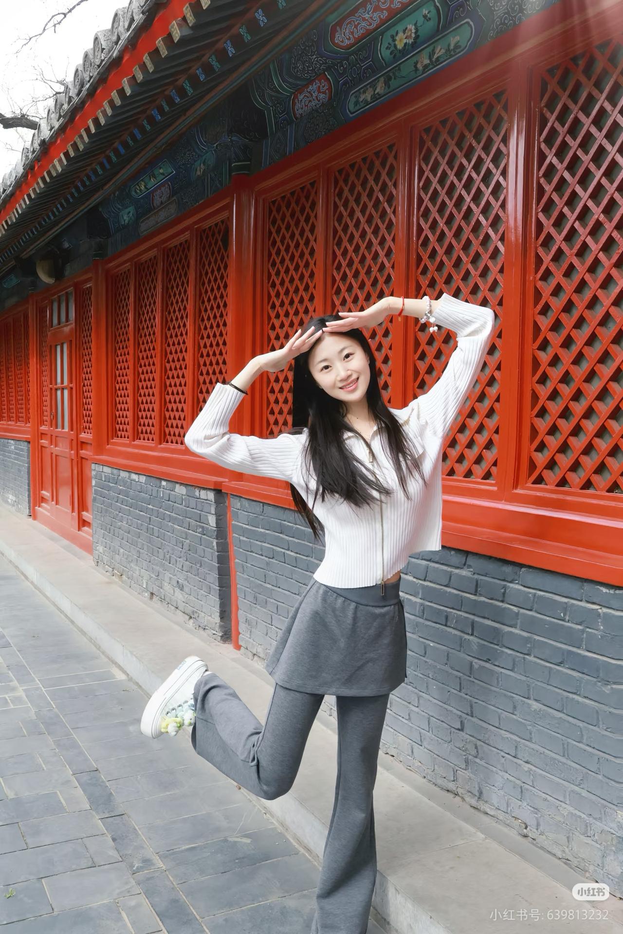 红墙映笑颜，古韵入画来。