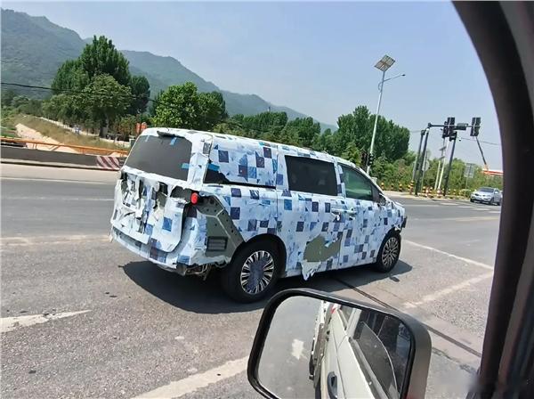 比亚迪王朝MPV，据说定位中大型MPV，长度超过5米，轴距超过3米，主打7座布局