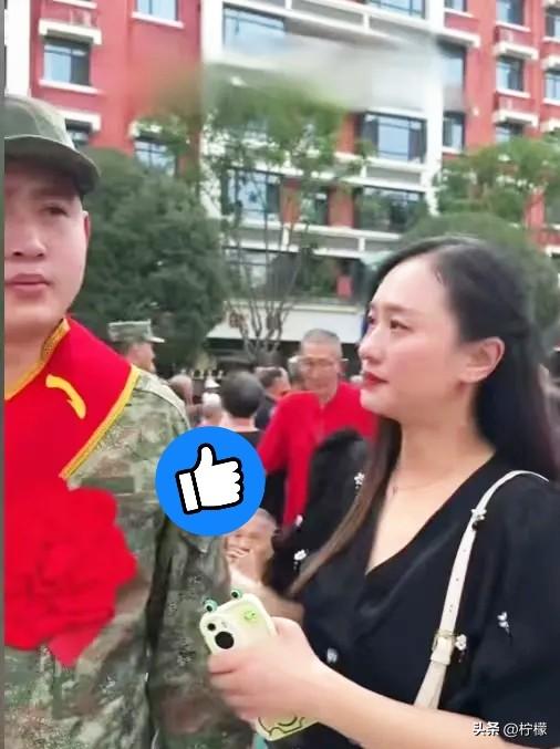 看哭了！
一姑姑送侄子去参军，
车站里别人都是爸妈送行，她却一个人站在队伍外面，