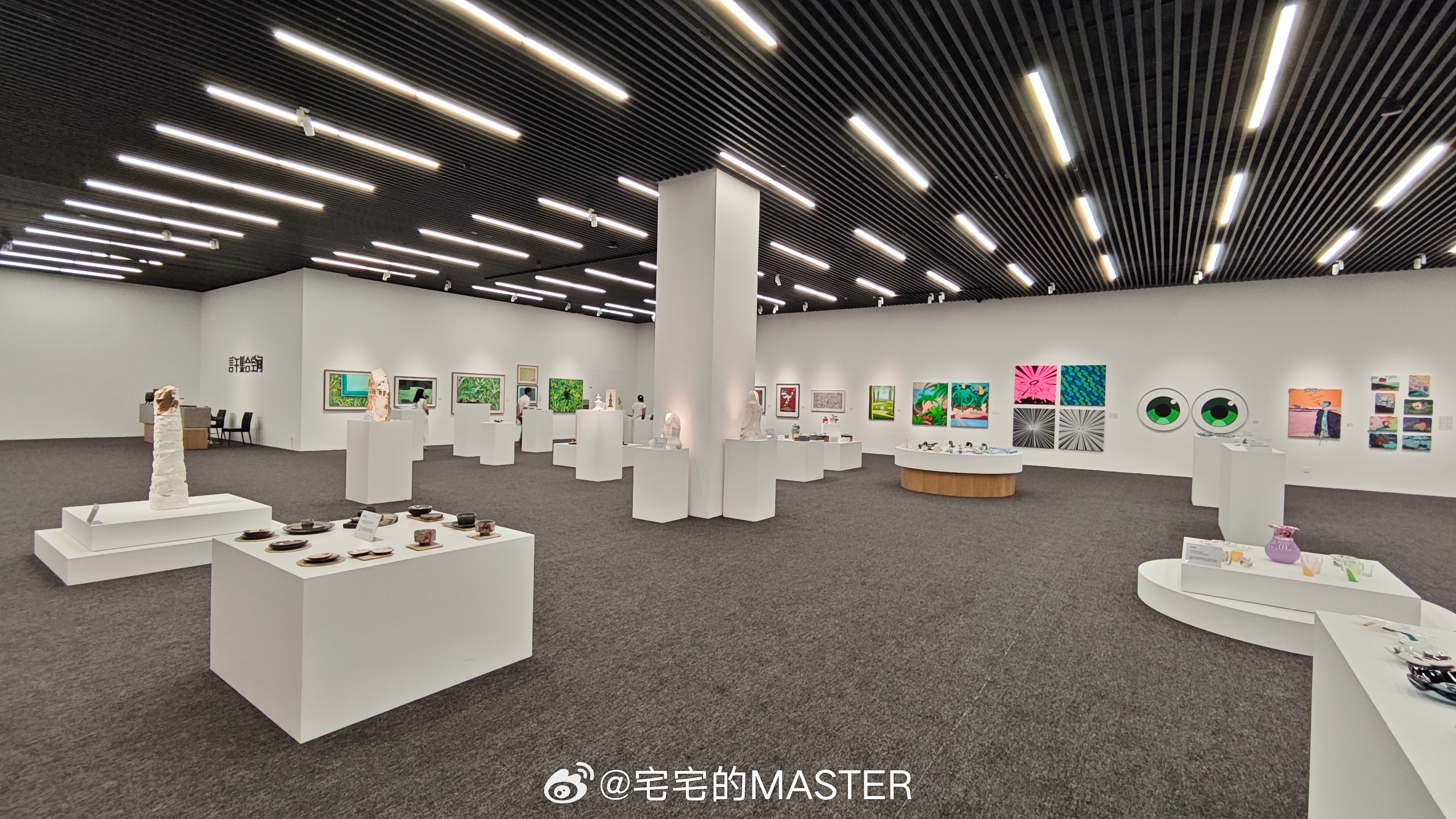 可能相比美术馆我还是喜欢传统博物馆关键美术馆一个个厅都要单独收费的起码50块[允
