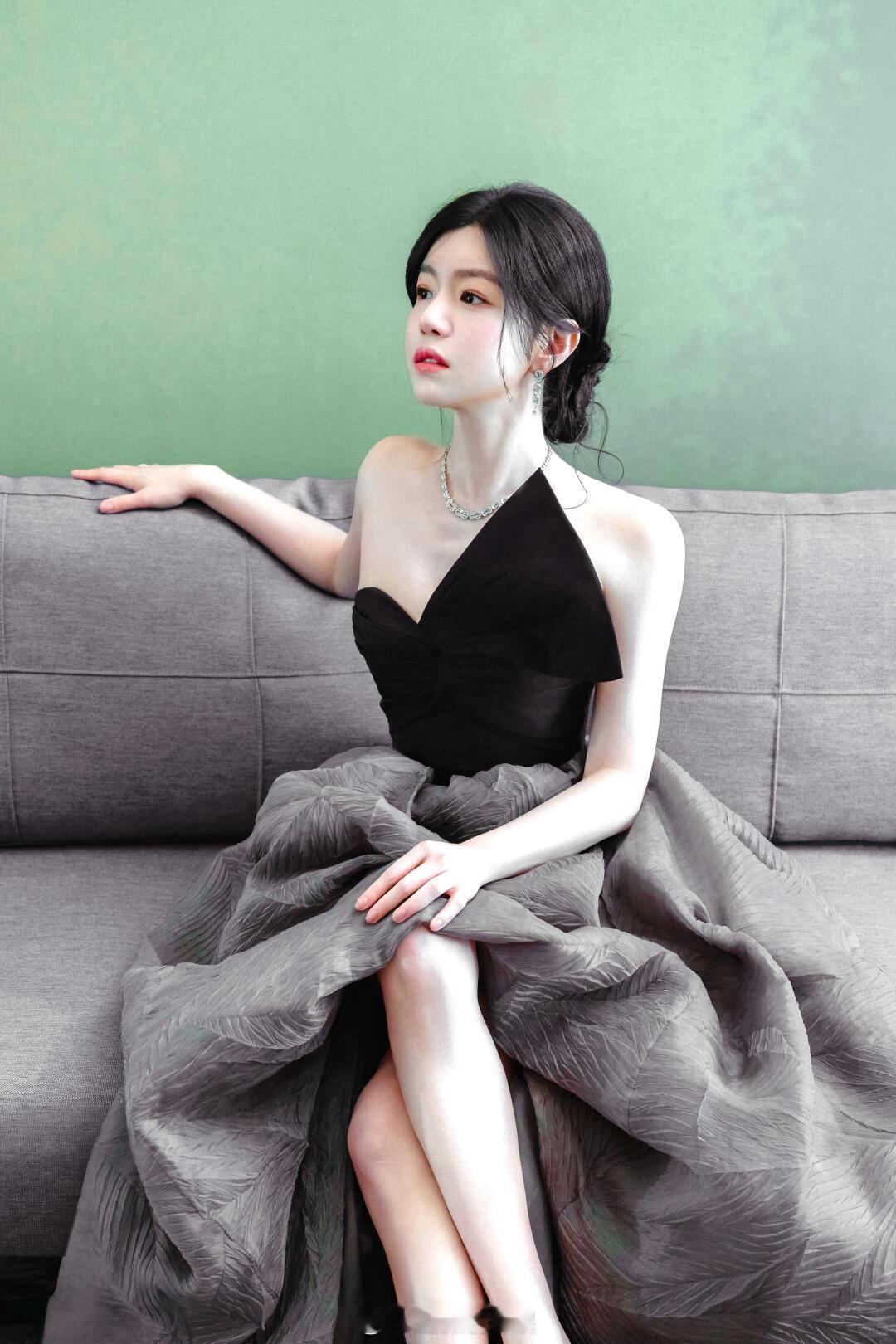 陈妍希 年纪带给女性的不只老而已 不管是状态还是气质都依旧温柔亮眼，颜值与气质双