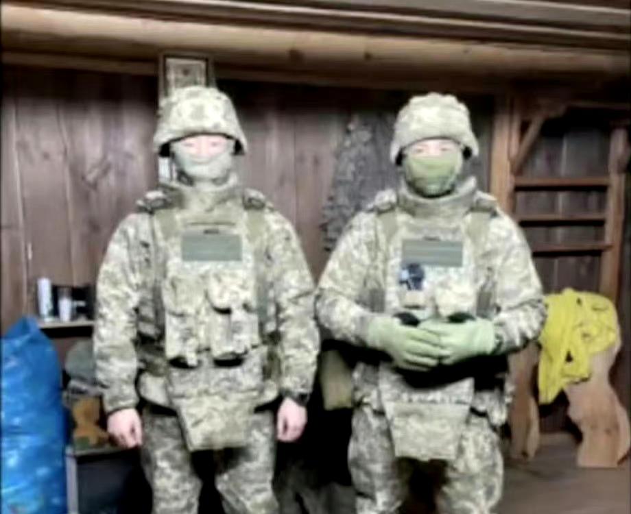 香港两名男子在俄乌战场为乌作战期间遇袭身亡。
两人分别为23和30岁，于11月中