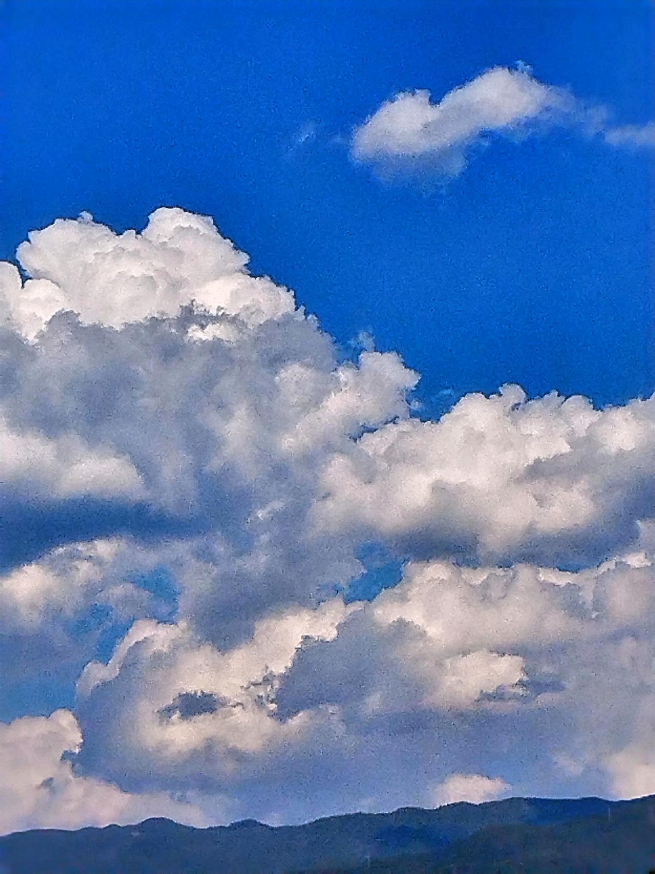 蓝天白云，让人心情舒畅，仿佛是大自然展开的一幅绝美画卷。🌤️💙湛蓝的天空里，