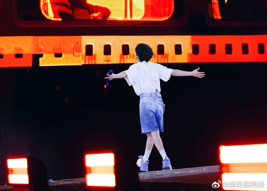 已经开始脑补鸟巢现场的画面了，几万人大合唱《大鱼》是什么体验？想想都要哭出来。从