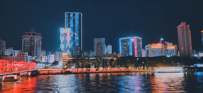 兰州旅游，不同月份有不同的美。5 - 10月是比较好的时段。

5 - 6月，兰